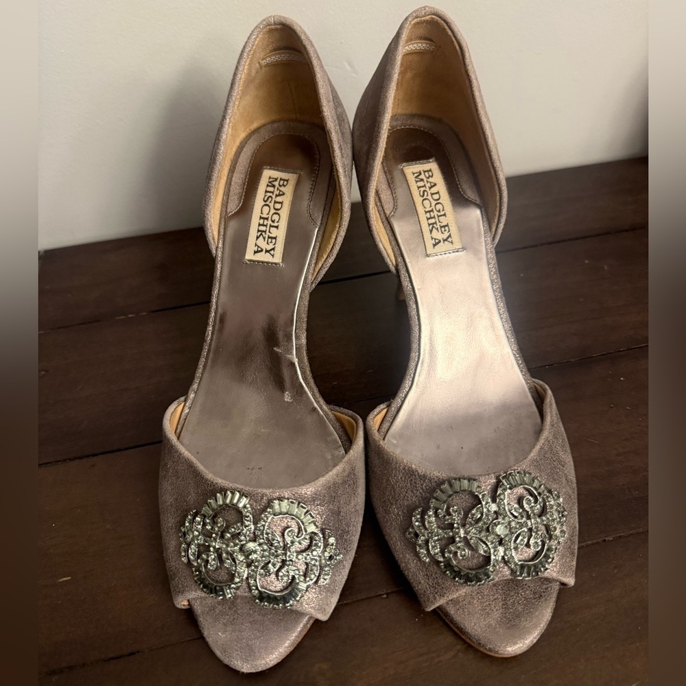 Badgley Mischka Taupe Suede Jeweled D’Orsay Heels – Size 8M